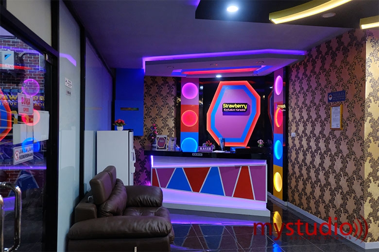 Resepsionis Strawberry Karaoke Musi Banyuasin